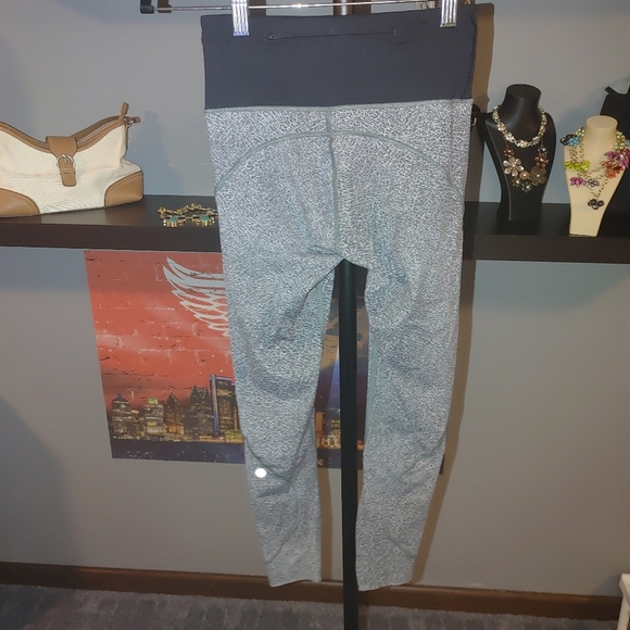 Lululemon Athletica Black and Gray Leggings, New Condition Size 4 - Picture 2 of 6